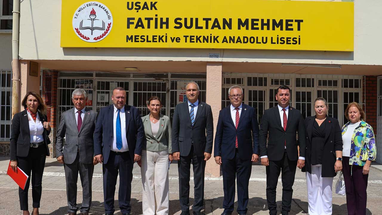 CHP'den Uşak'ta Eğitim Buluşması: Özçağdaş'tan sert eleştiriler