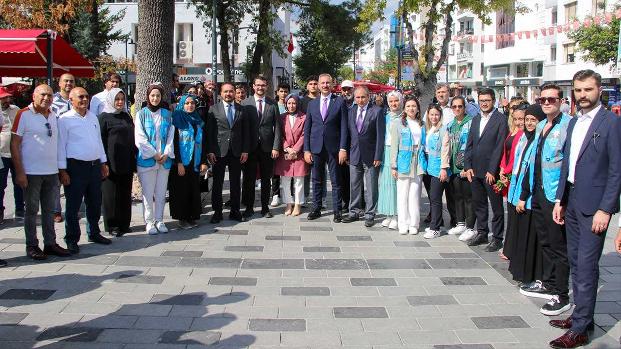 Abdulhamit Gül İsmet Paşa Caddesi'nde esnafları ziyaret etti