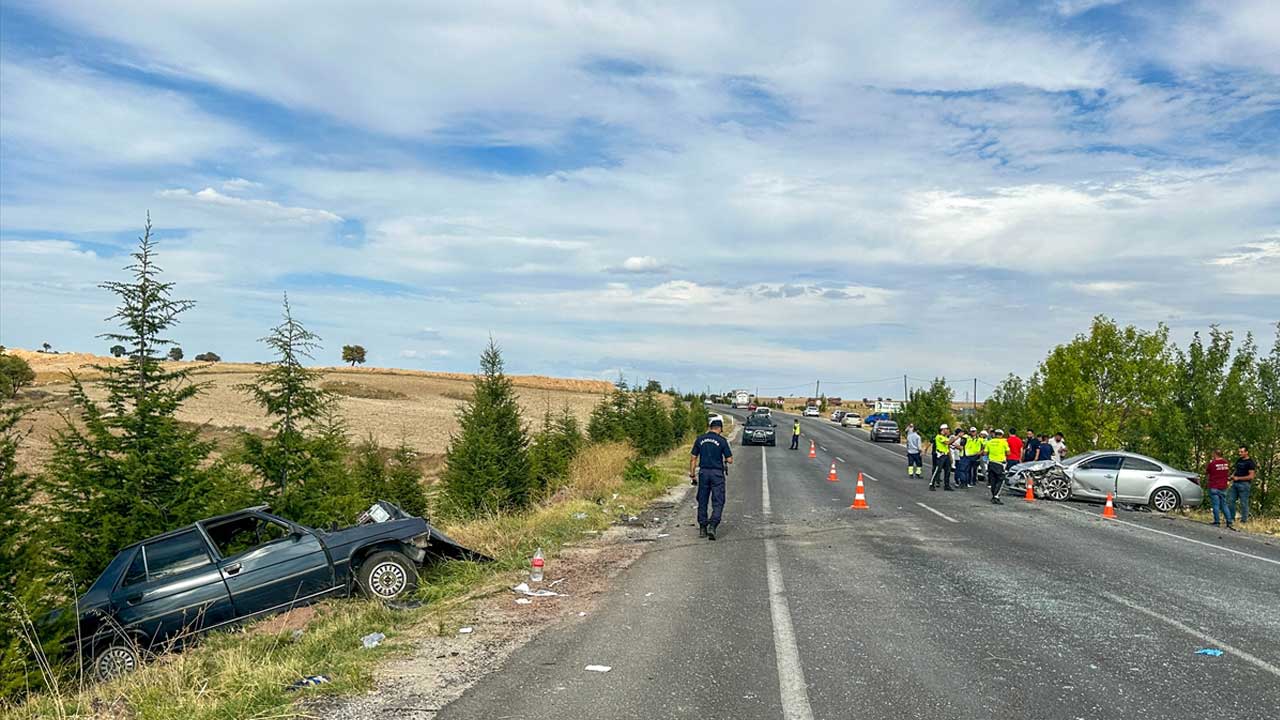 Uşak'ta iki otomobilin çarpıştı!  Anne ve oğlu hayatını kaybetti