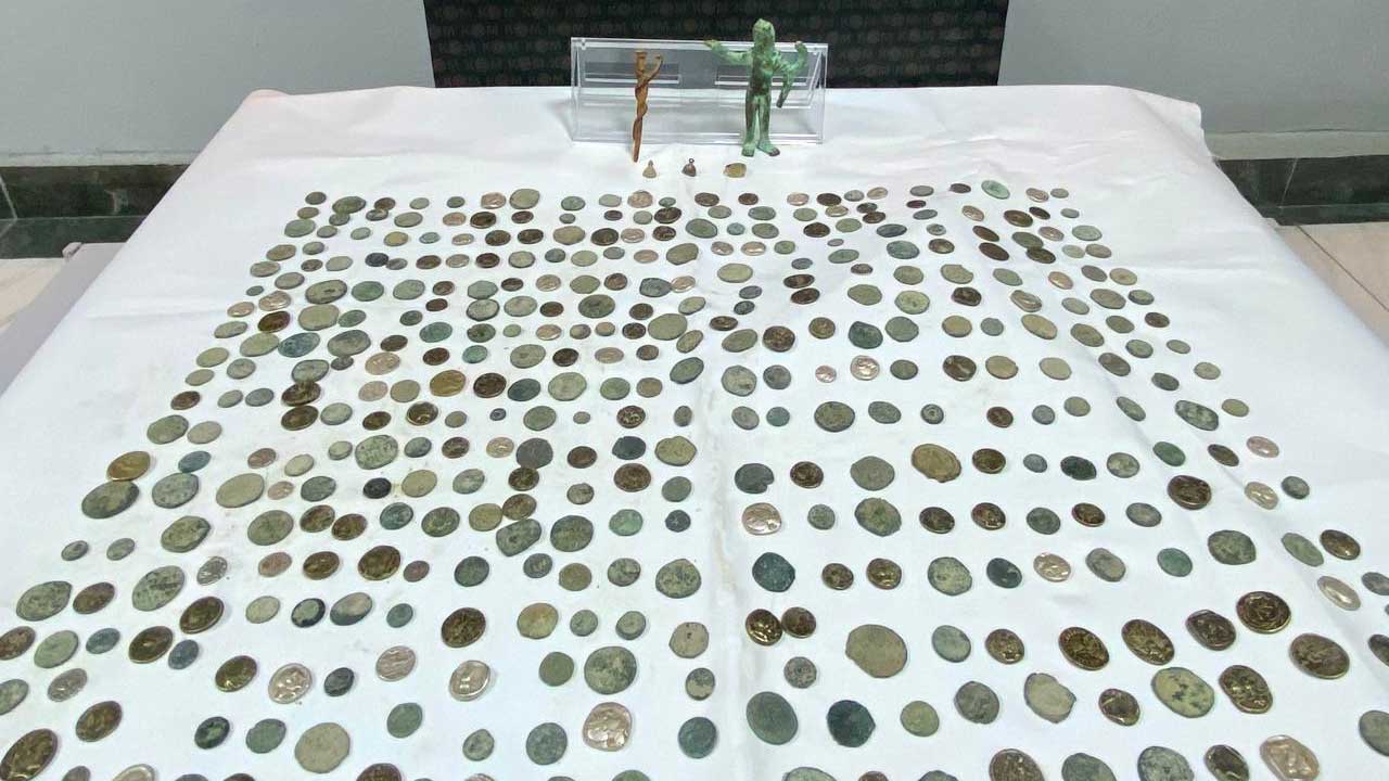 Uşak'ta 3 ayrı operasyon! 396 sikke ve kaçak ürünler ele geçirildi