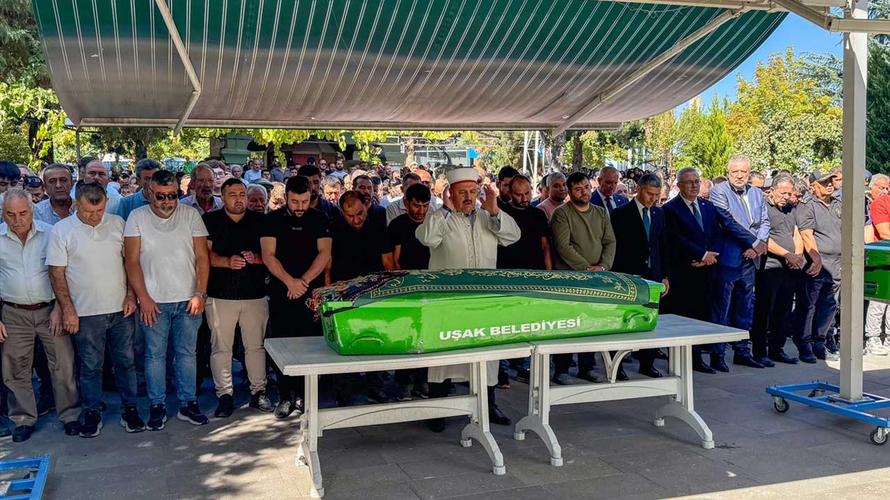 Erzincan'daki kazada ölen anne, baba ve kızı Uşak'ta toprağa verildi