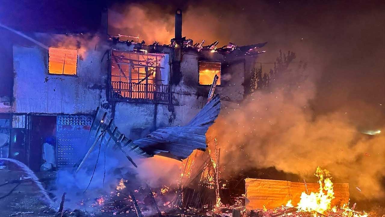 Uşak'ta çıkan yangında iki katlı ev yandı