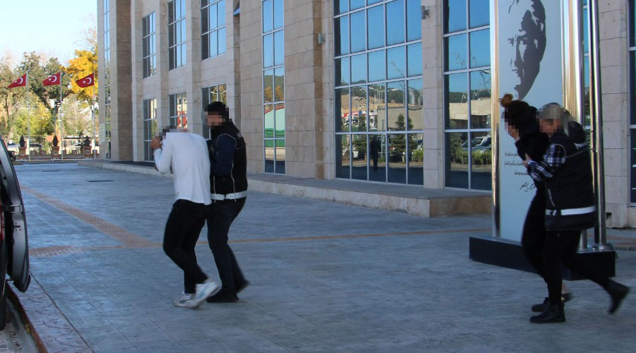 Uşak'ta otomobilde uyuşturucu ele geçirilmesi olayında 2 tutuklama