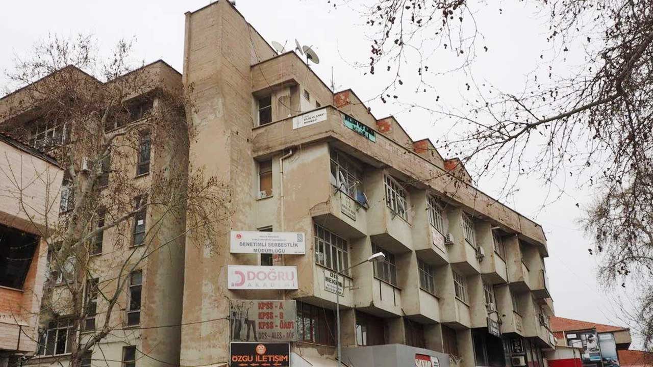 Uşak Belediyesi’nin 43 Yıllık İşhanı Yıkılıyor