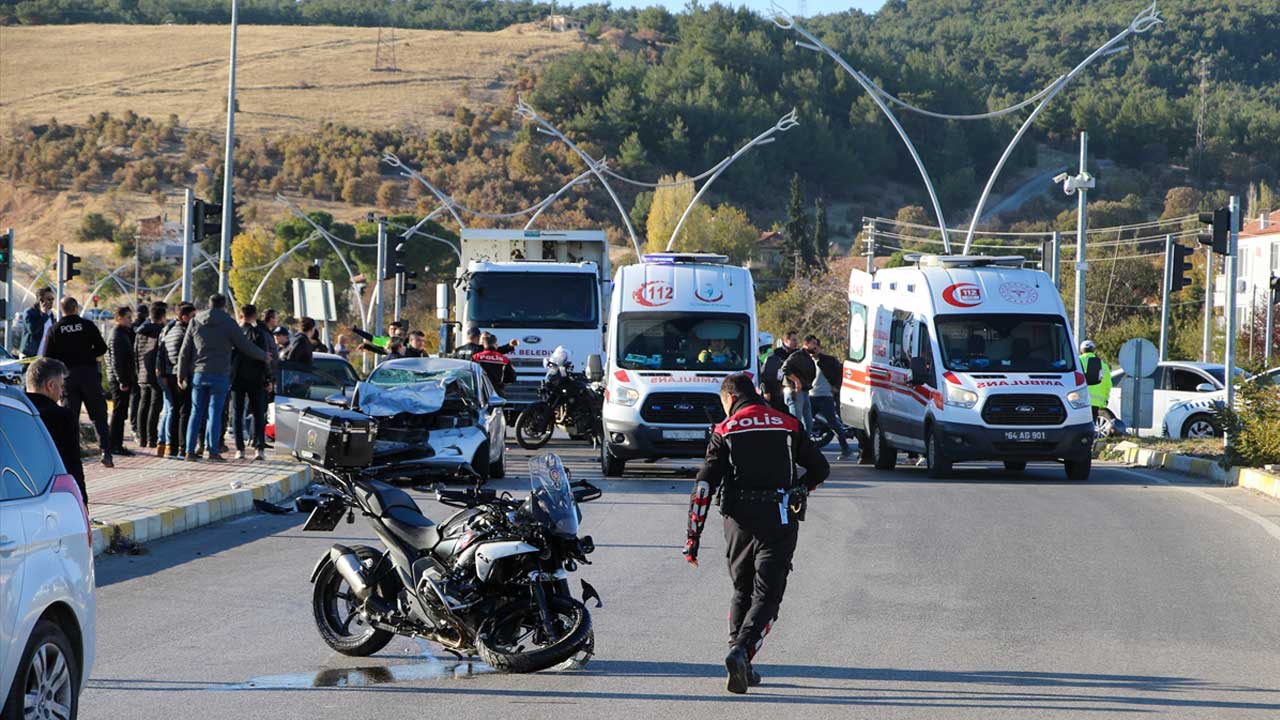 Uşak'ta trafik kazası! 2'si polis 4 kişi yaralı var