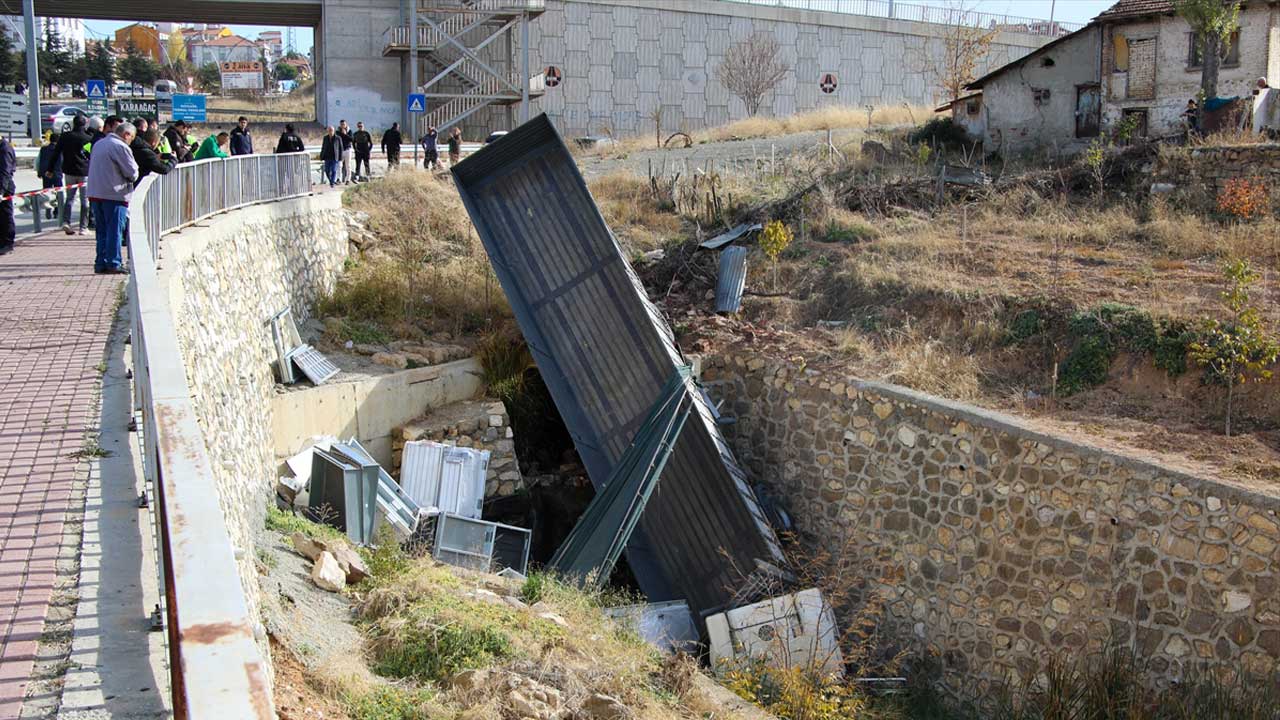 Uşak'ta sürücüsünün tamir etmeye çalıştığı tır dereye uçtu