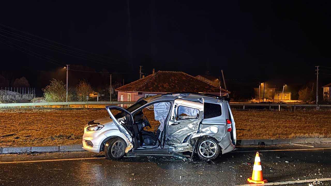 Uşak'ta iki aracın çarpıştığı kazada 1 kişi öldü, 5 kişi yaralandı