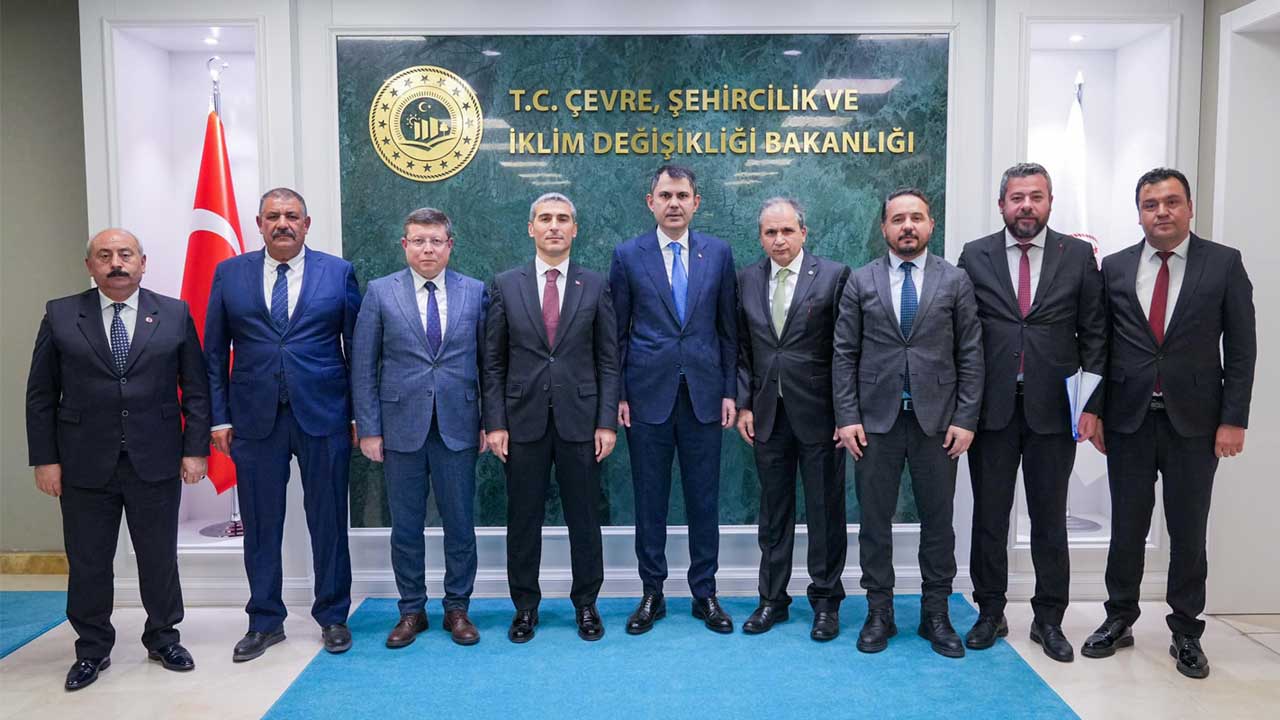 Uşak heyeti Bakan Kurum'u ziyaret etti