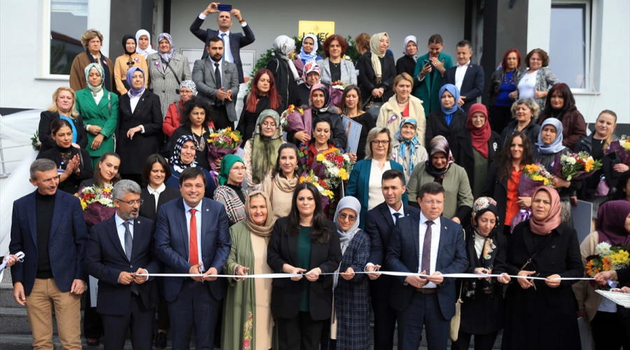 AK Partili Sarıeroğlu, Uşak'ta mikrofinans şubesi açılışına katıldı