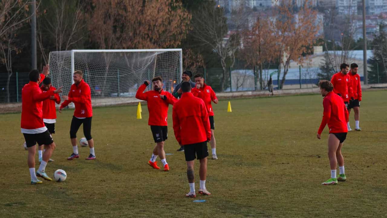 Uşakspor, liderliği kovalama mücadelesinde Amasyaspor'u ağırlıyor