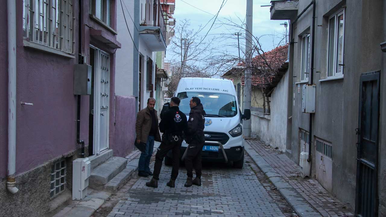 Uşak'ta 20 yaşındaki kadın kocasını bıçaklayarak ağır yaralandı