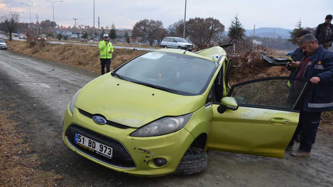 Uşak'ta otomobil traktörün römorkuna çarptı, 2 kişi yaralandı