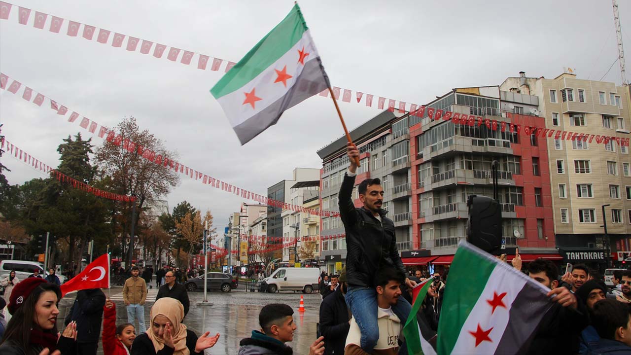 Uşak’ta yaşayan Suriyeliler Baas rejiminin devrilmesini kutladı