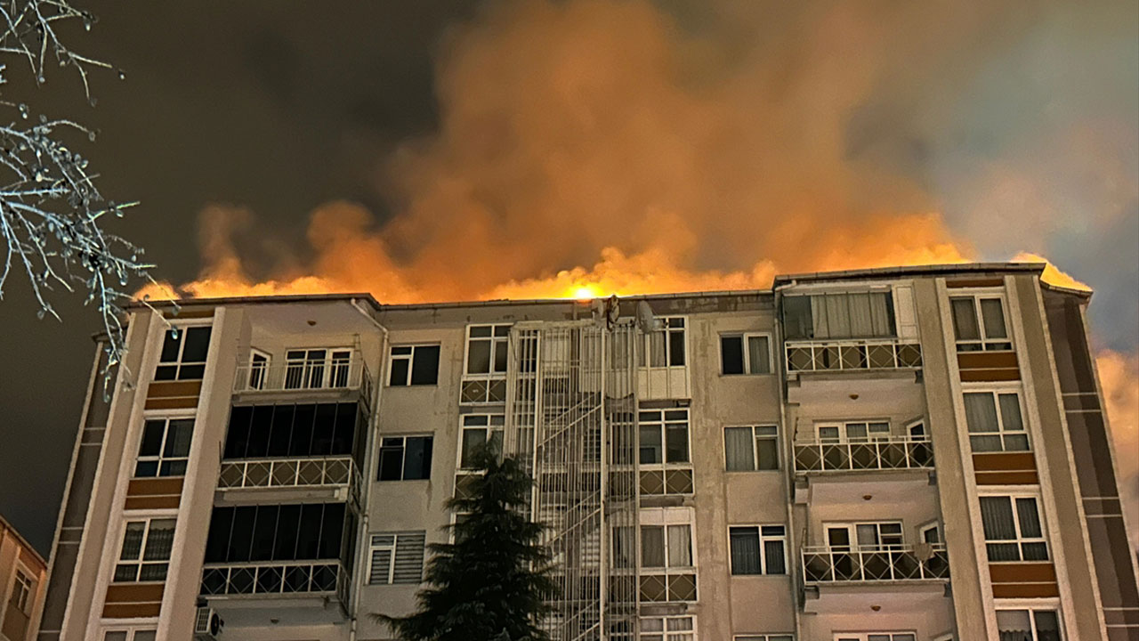 Uşak'ta 7 katlı apartmanın çatısında yangın çıktı