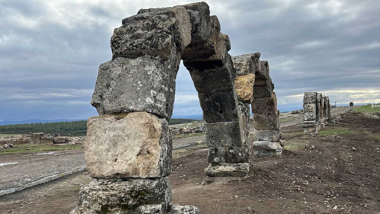 Blaundos Antik Kenti'nin su kemerleri ayağa kaldırılıyor