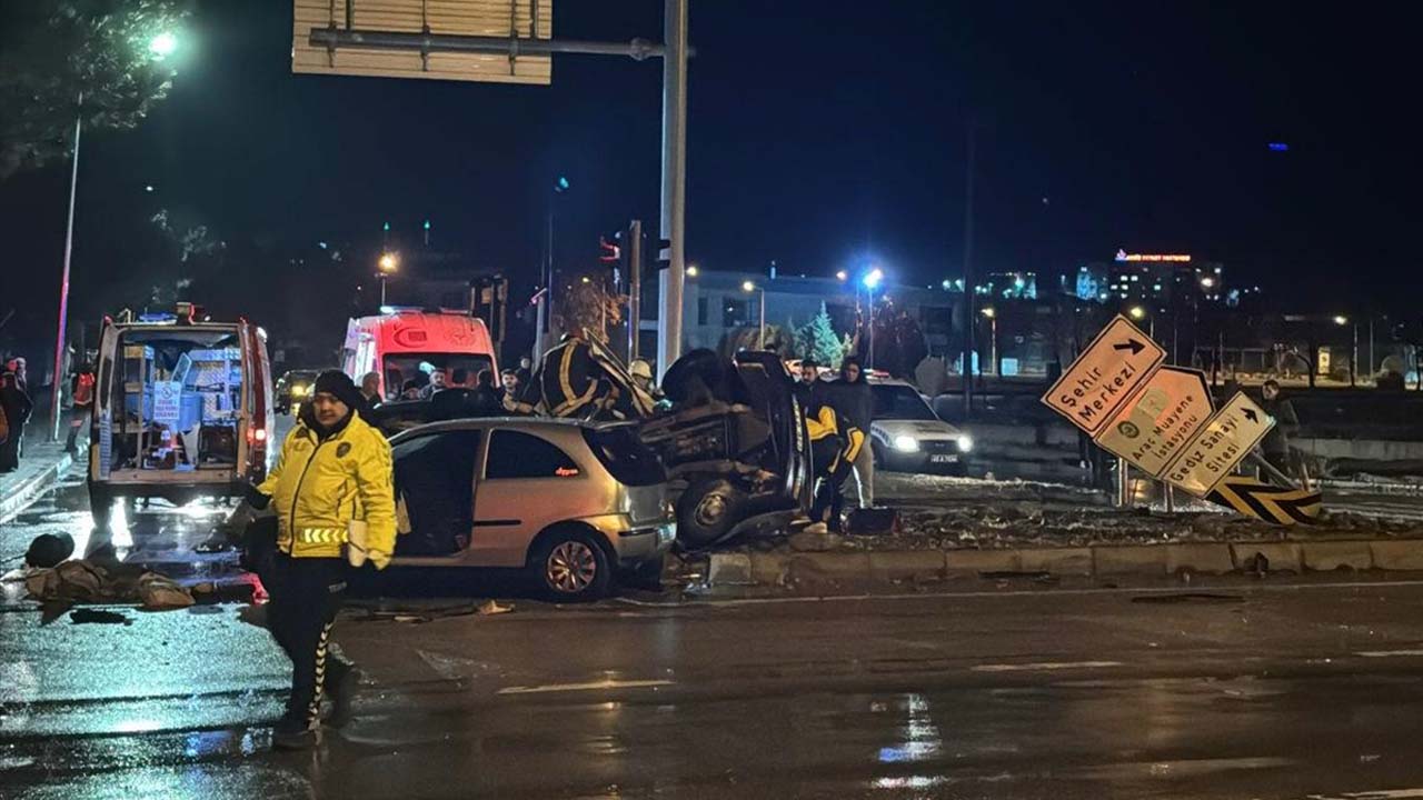 Gediz'deki feci kazada karı koca öldü, 2 kişi yaralandı