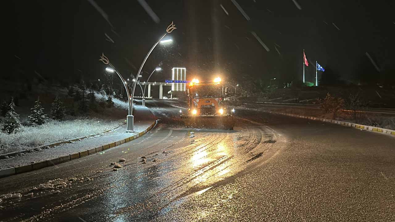 Uşak'ta kar yağışı etkili oluyor