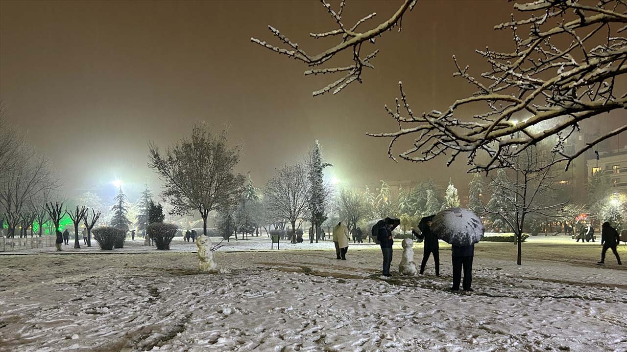 Uşak'ta sokaklar beyaza büründü