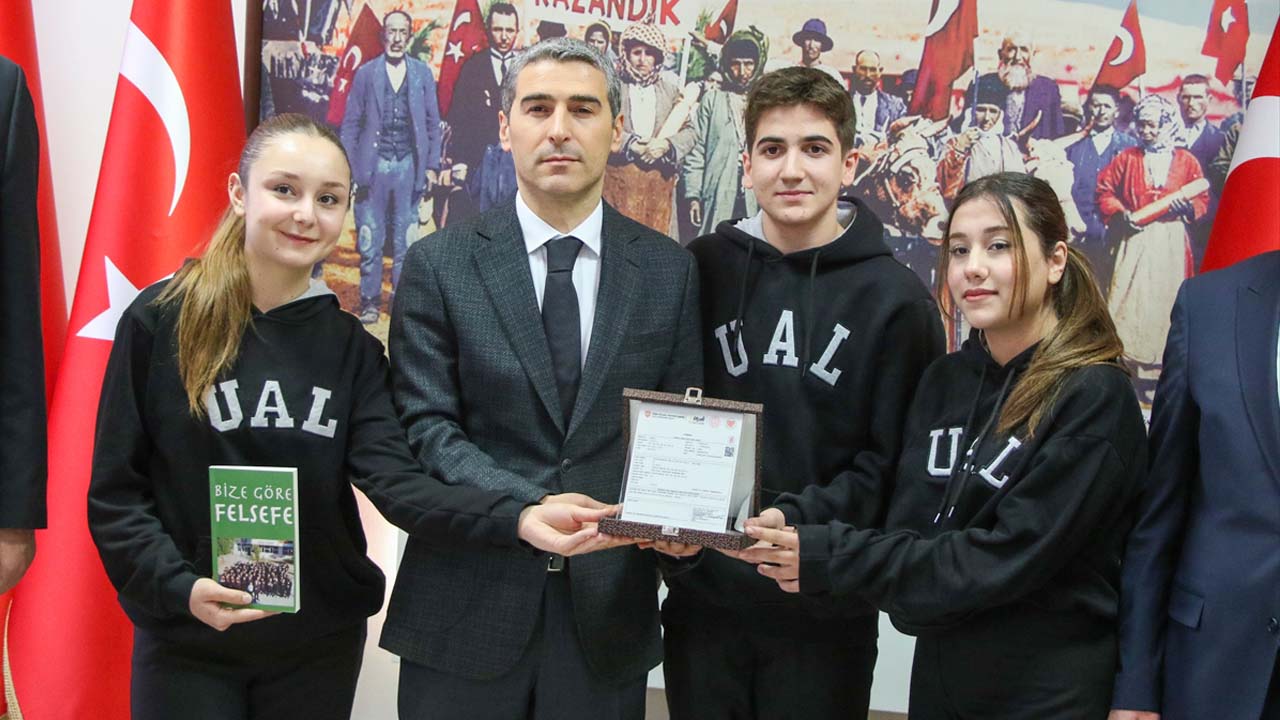 Uşak'ta lise öğrencileri yazdıkları kitabın gelirini Mehmetçiğe bağışladı