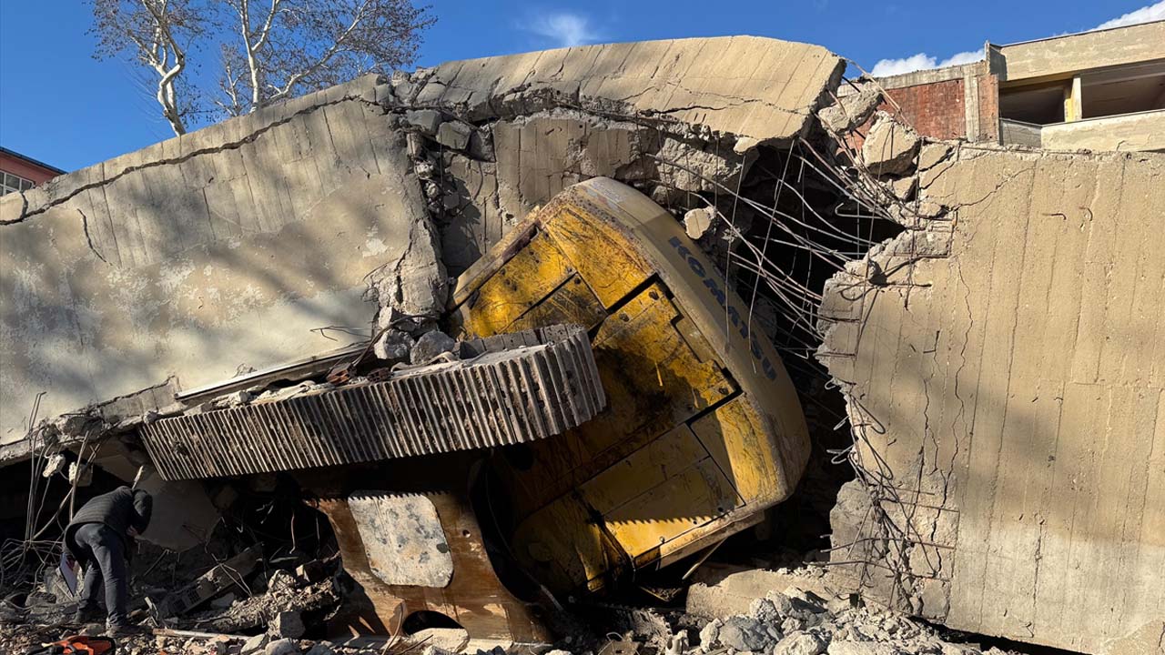 Uşak'ta Eski Belediye İş Hanı yıkım sırasında çöktü