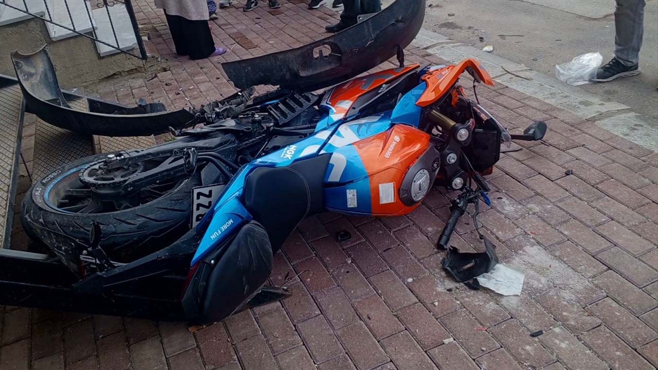 Uşak'ta minibüsle çarpışan motosikletin 26 yaşındaki sürücüsü öldü