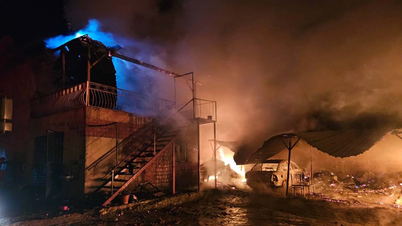 Uşak'ta alev alan otomobil evi yaktı