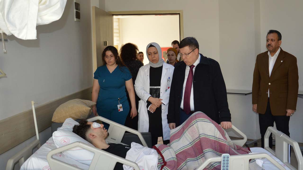 Fahrettin Tuğrul servis kazasında yaralananları hastanede ziyaret etti