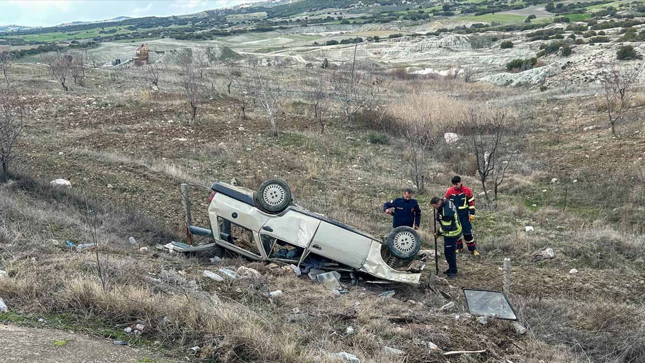 Uşak'ta yolda çıkan otomobil tarlaya uçtu, sürücü yaralandı