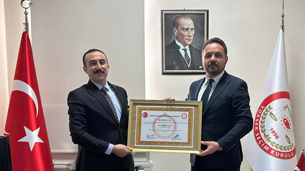 AK Parti Uşak İl Başkanı Himmet Yaşar mazbatasını aldı