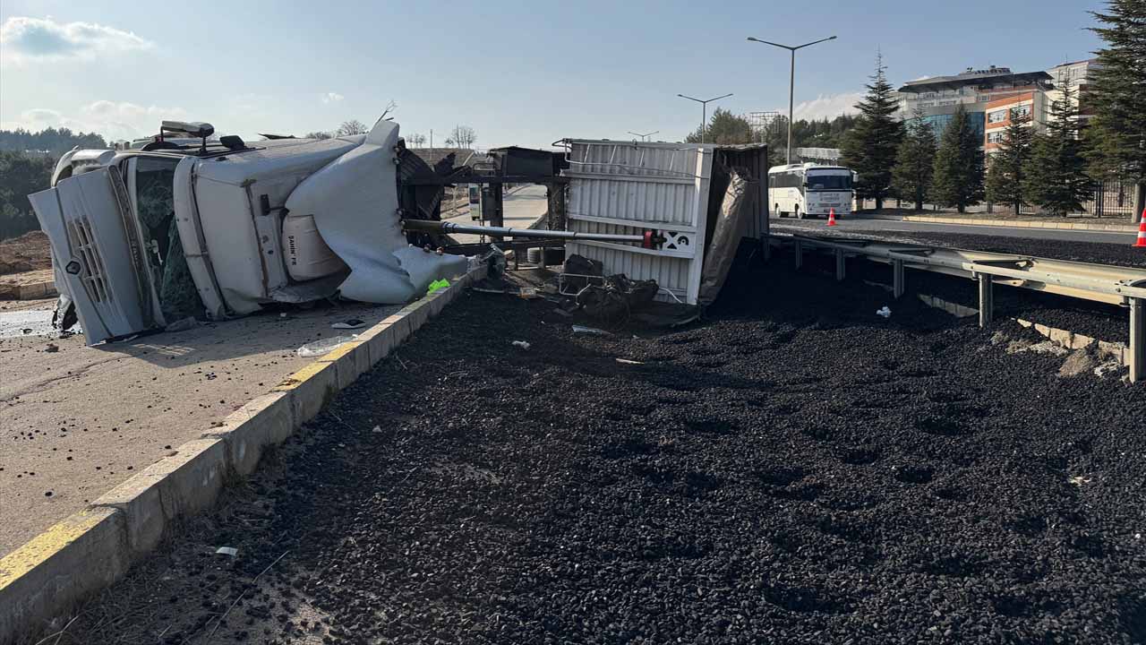 Uşak'ta kömür yüklü tır şarampole devrildi, sürücüsü yaralandı