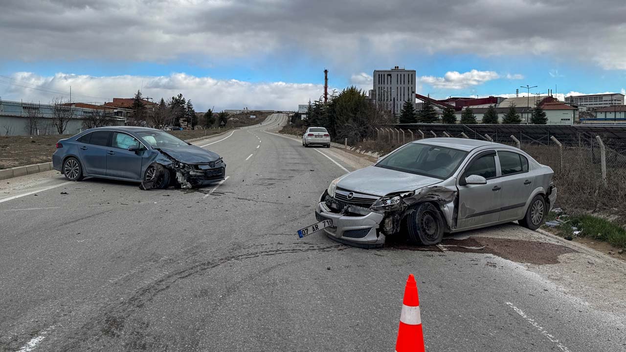 Uşak Cezaevi Kavşağı'nda trafik kazası, yaralılar var
