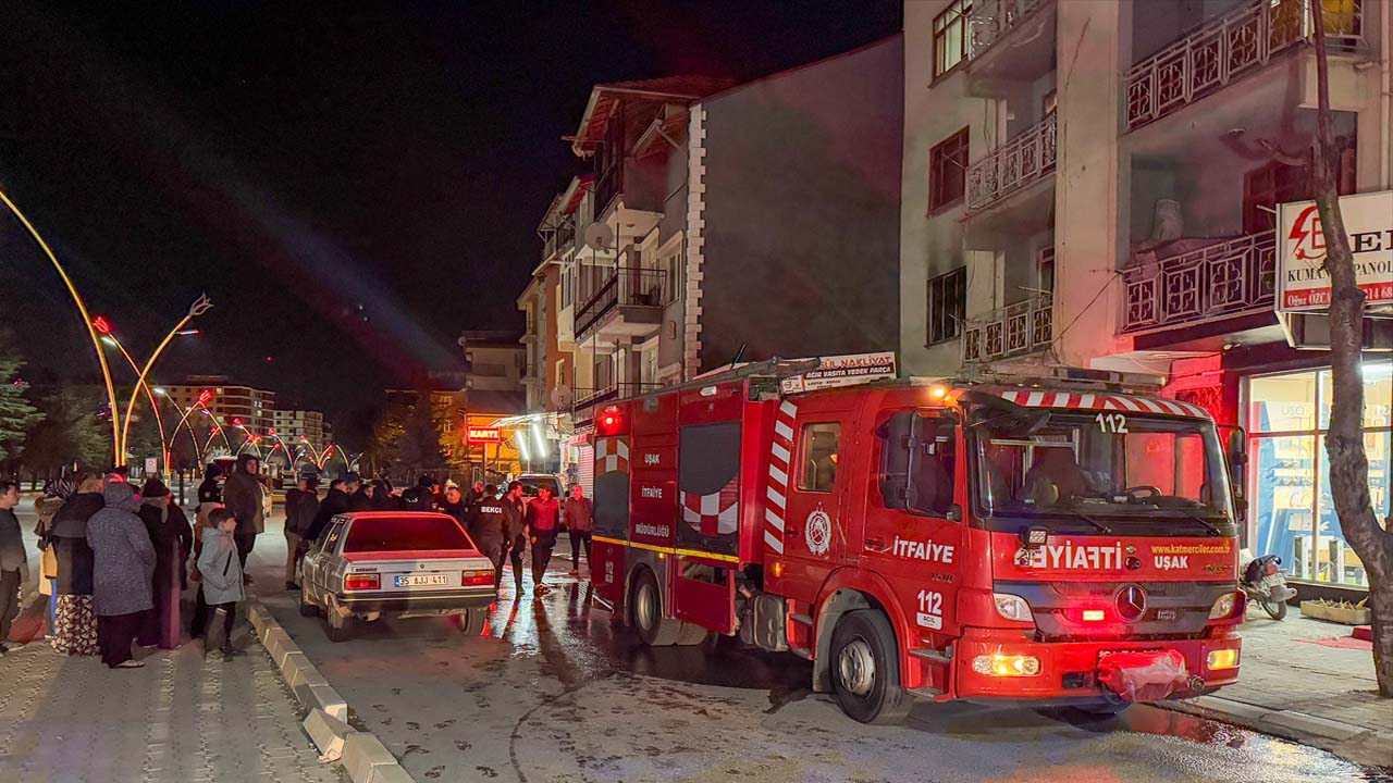 Uşak'ta 4 katlı apartmanda yangın çıktı
