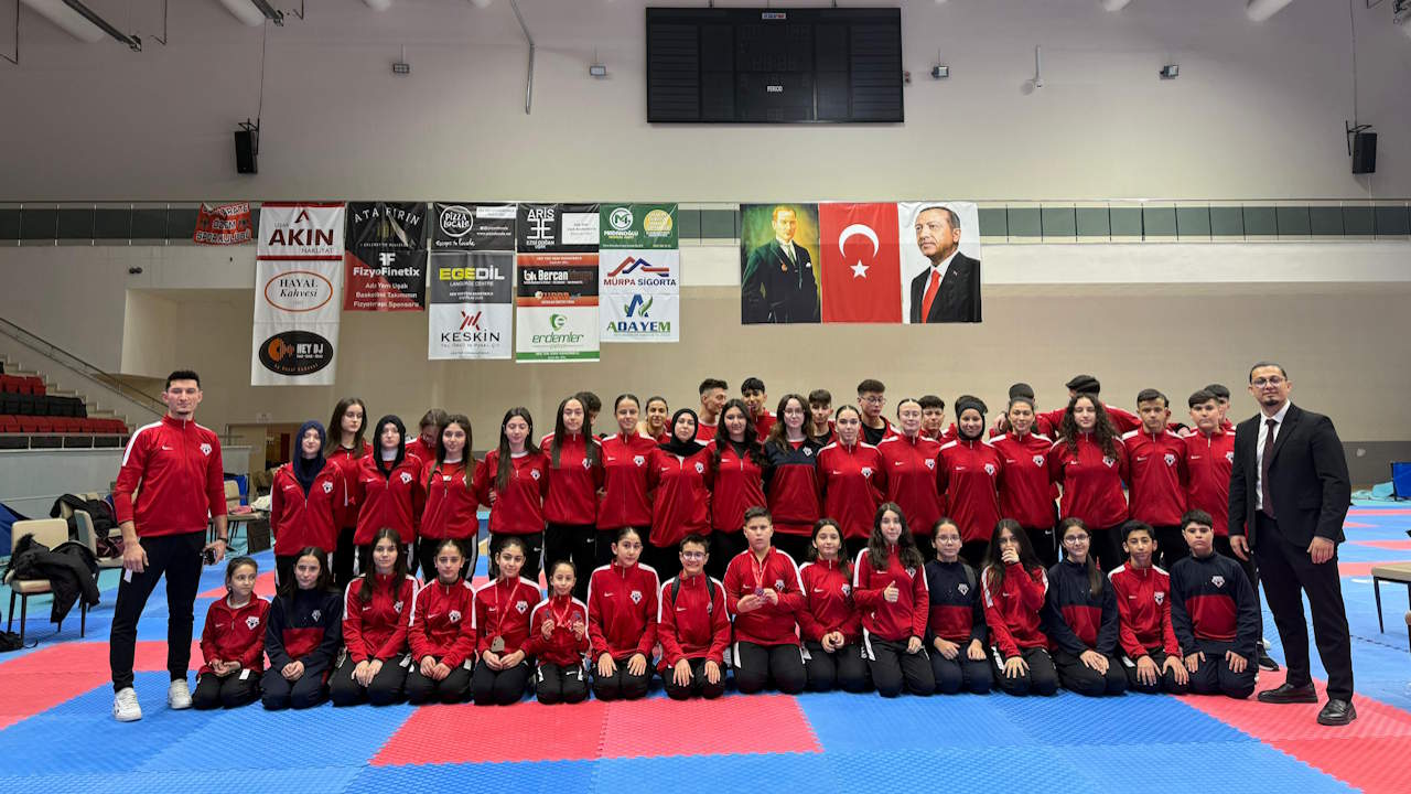 Uşak Karate Özlem Spor Kulübü Ege Karate Ligi'nde şampiyon oldu