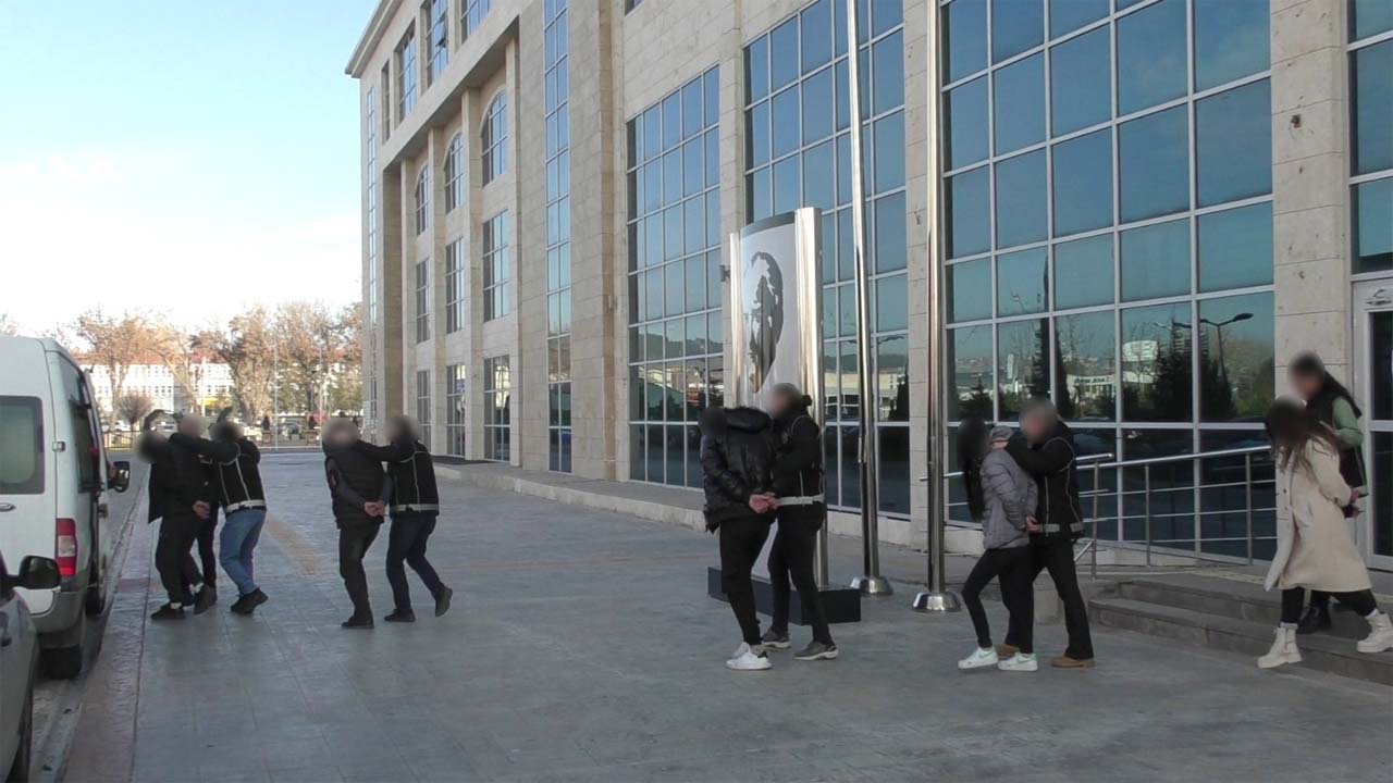 Uşak’taki uyuşturucu operasyonunda 6 şüpheliden 5’i tutuklandı