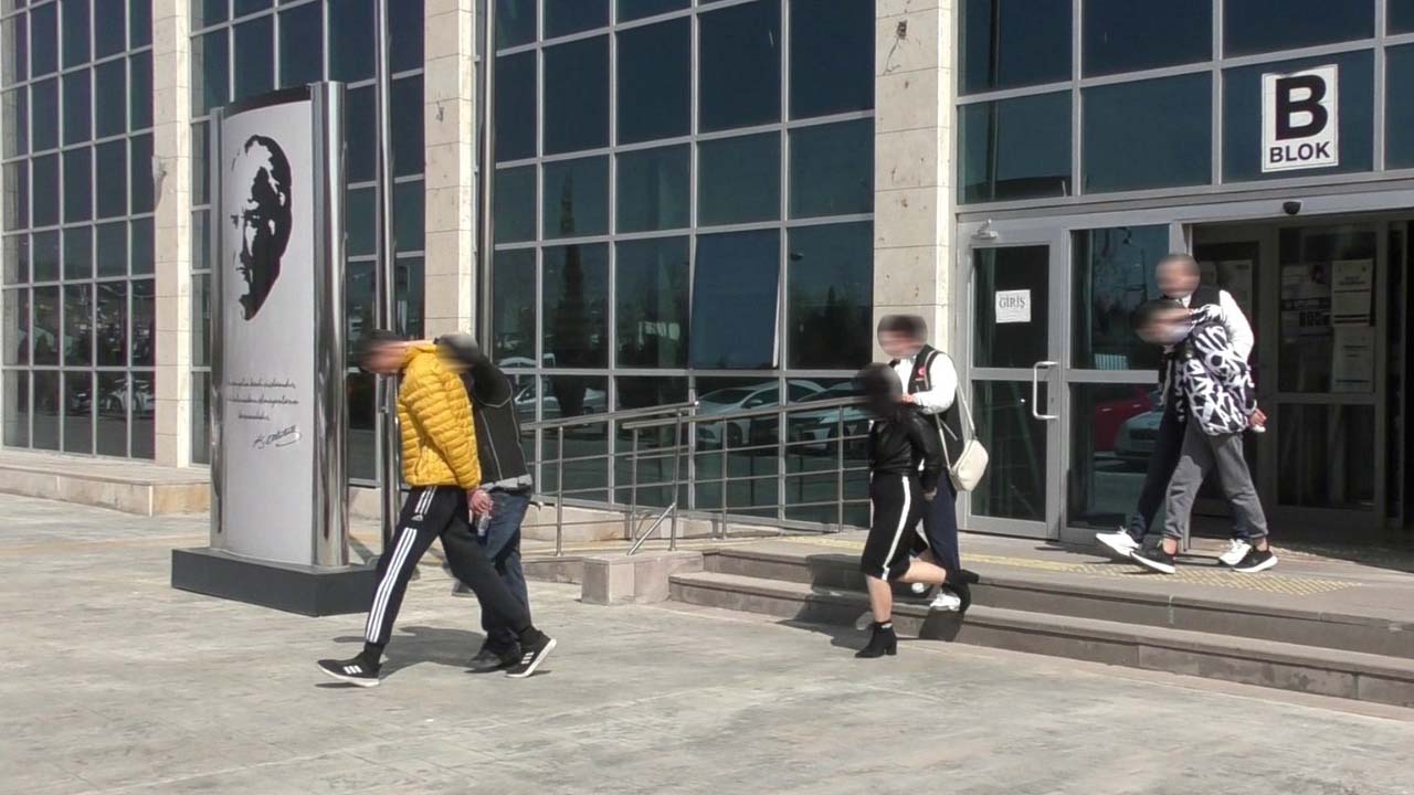 Uşak'taki uyuşturucu operasyonunda 3 şüpheliden 2'si tutuklandı