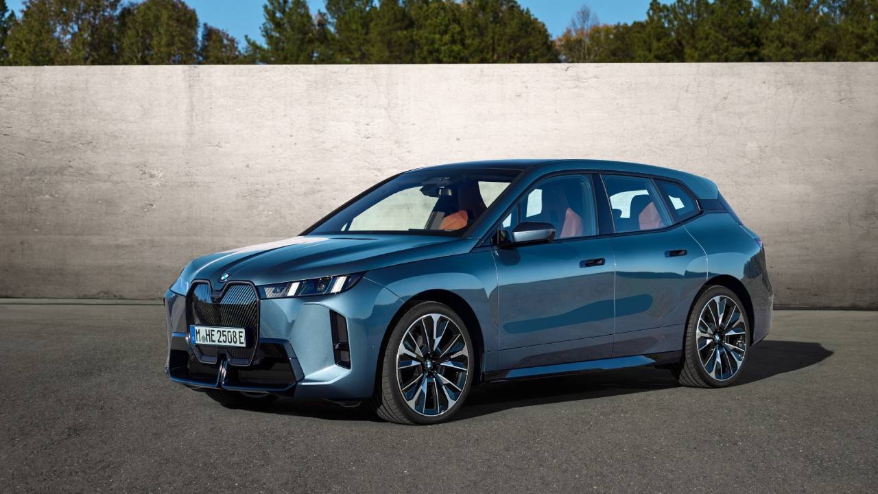 BMW iX sahneye çıktı: 659 beygir, 701 km menzil ve sınırları zorlayan performans