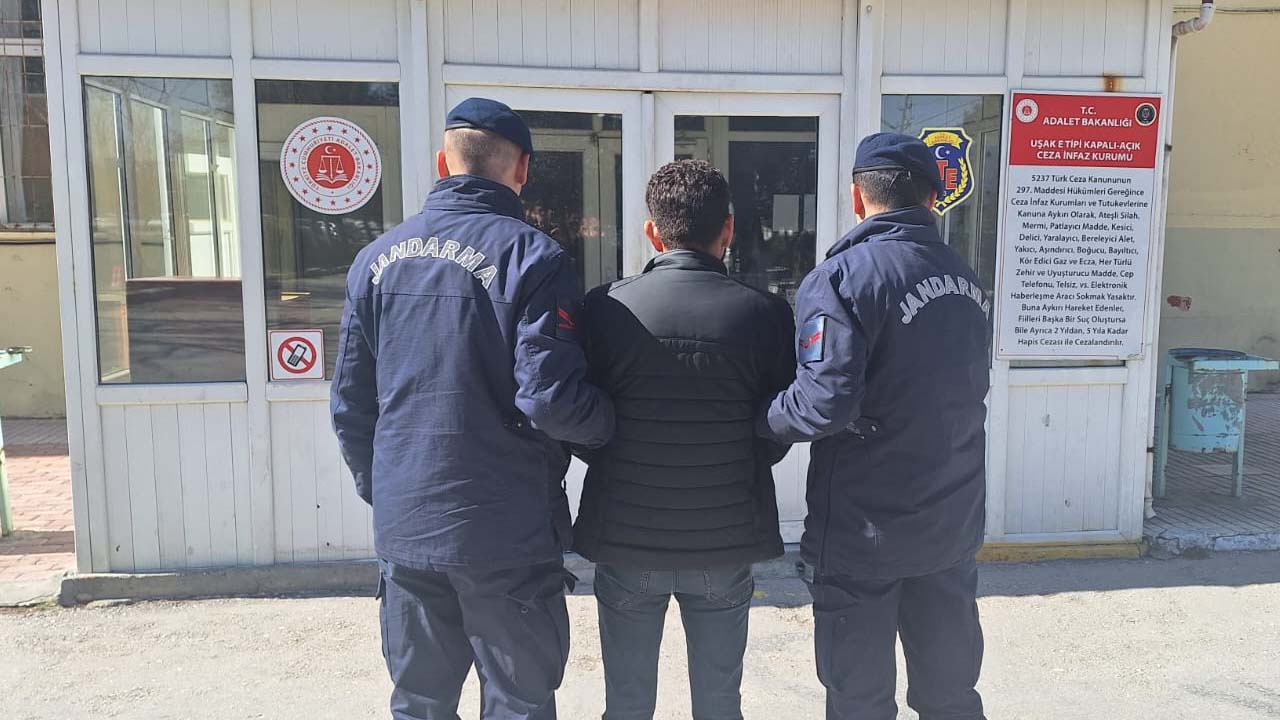 Uşak’ta iş yerini cephaneliğe çeviren silah taciri yakalandı