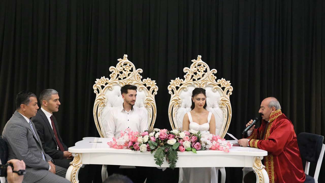 Uşak Valisi Aile ve Gençlik Fonu'yla evlenen çiftin nikah şahidi oldu