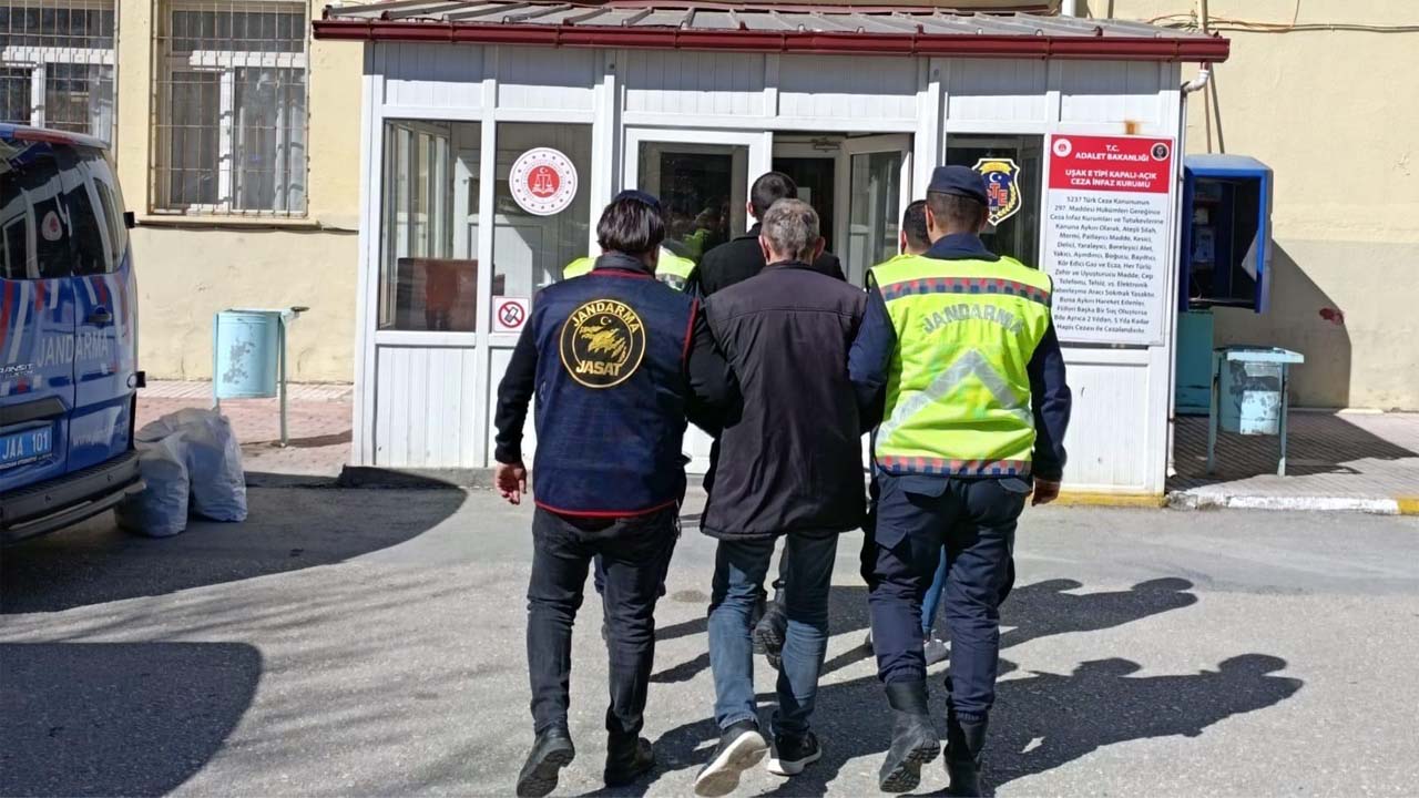 Uşak’ta aranan baba ve oğlu  yakalandı