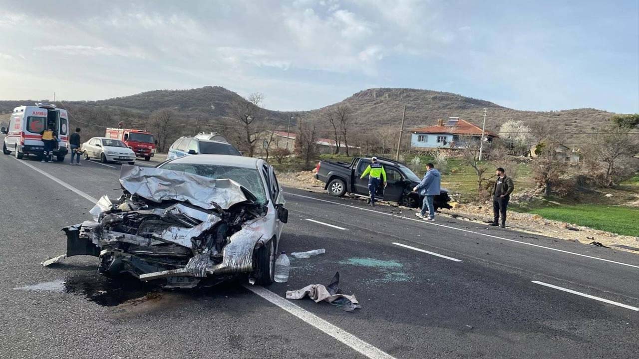 Uşak'ta pikapla otomobil çarpıştı: 1 kişi öldü, 2 kişi yaralandı