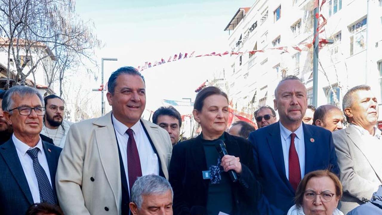CHP Uşak İl Örgütü İmamoğlu’nun gözaltı kararı sonrası toplandı