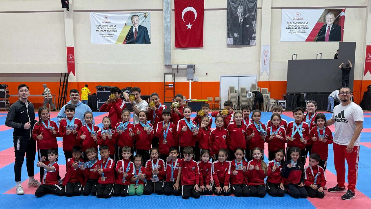 Uşak Karate Özlem Spor Kulübü Kuşadası’ndan şampiyonlukla döndü