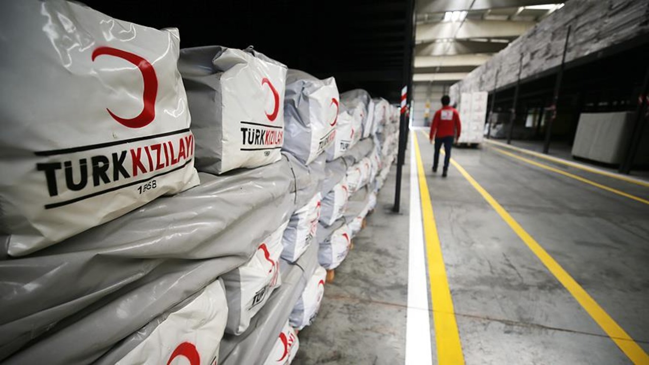 Türk Kızılay'dan Uşak'ta 735 aileye ramazan yardımı