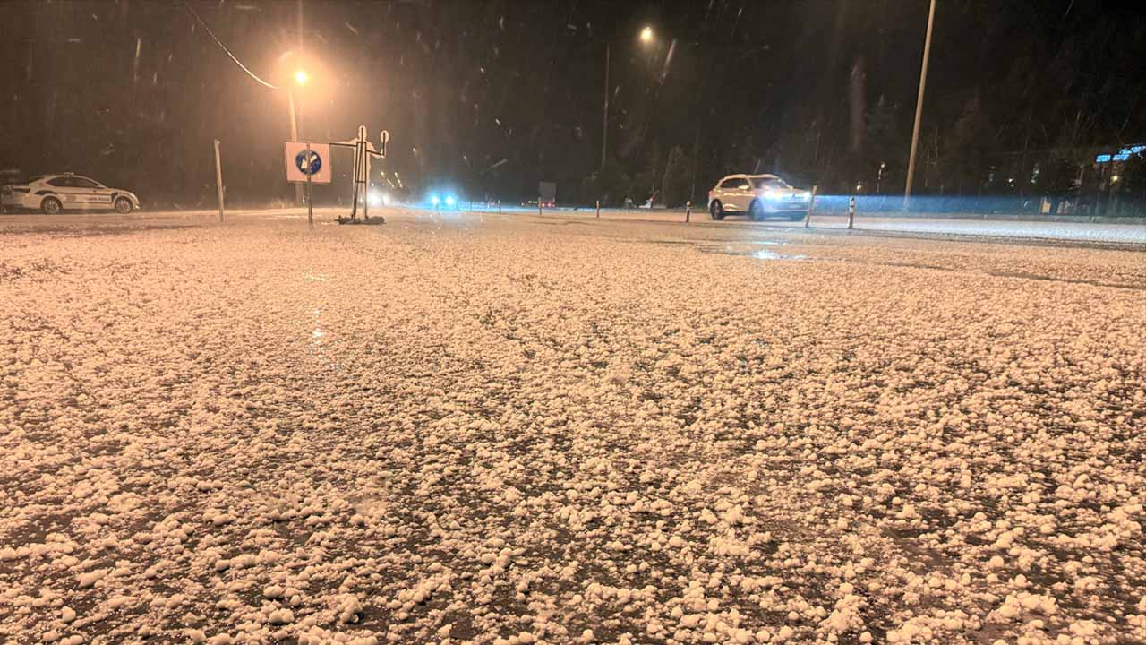 Uşak'ta dolu yağışı etkili oldu