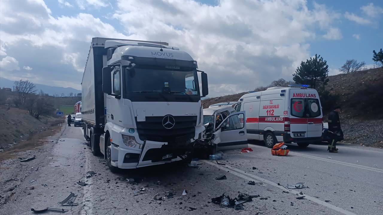 Gediz'de tır ile hafif ticari aracın çarpıştığı kazada 1 kişi öldü, 3 kişi yaralandı
