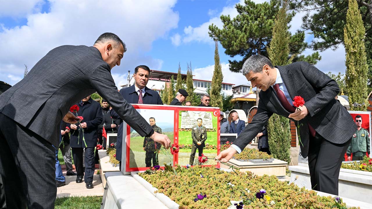 Uşak'ta, Bayram arifesinde şehitlik ziyareti yapıldı