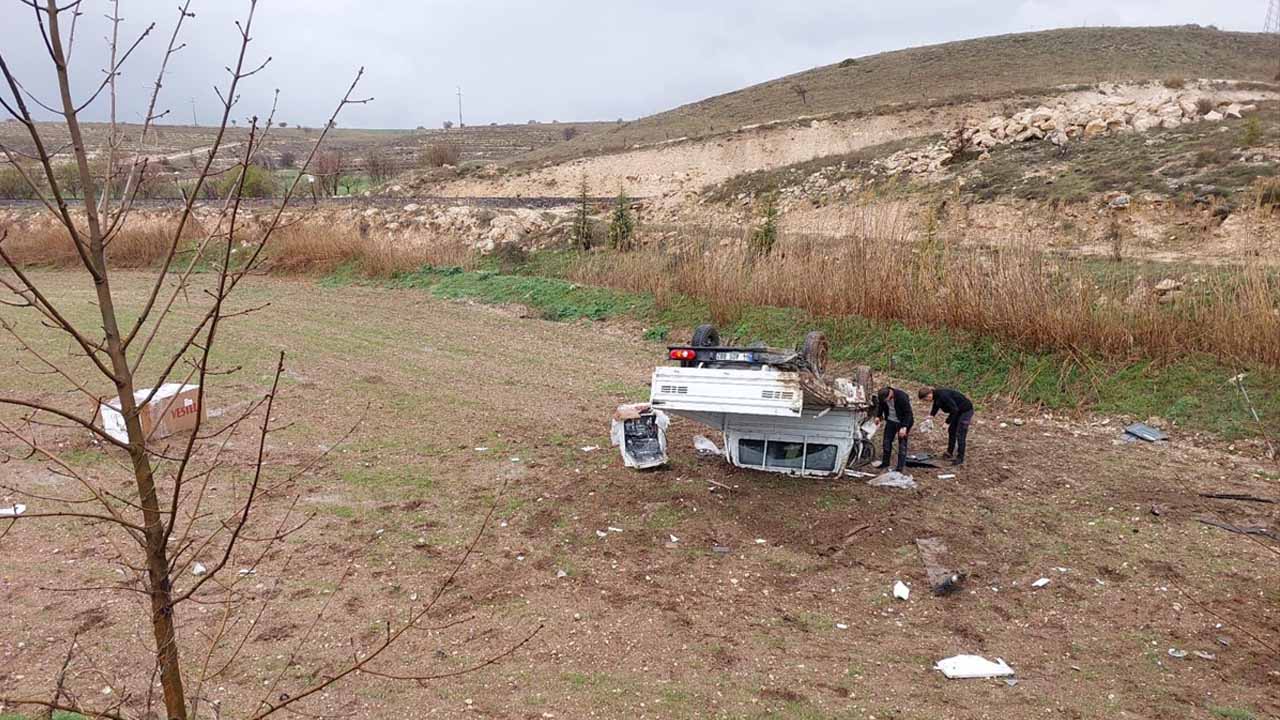 Uşak'ta tarlaya uçan  kamyonetteki 2 kişi yaralandı