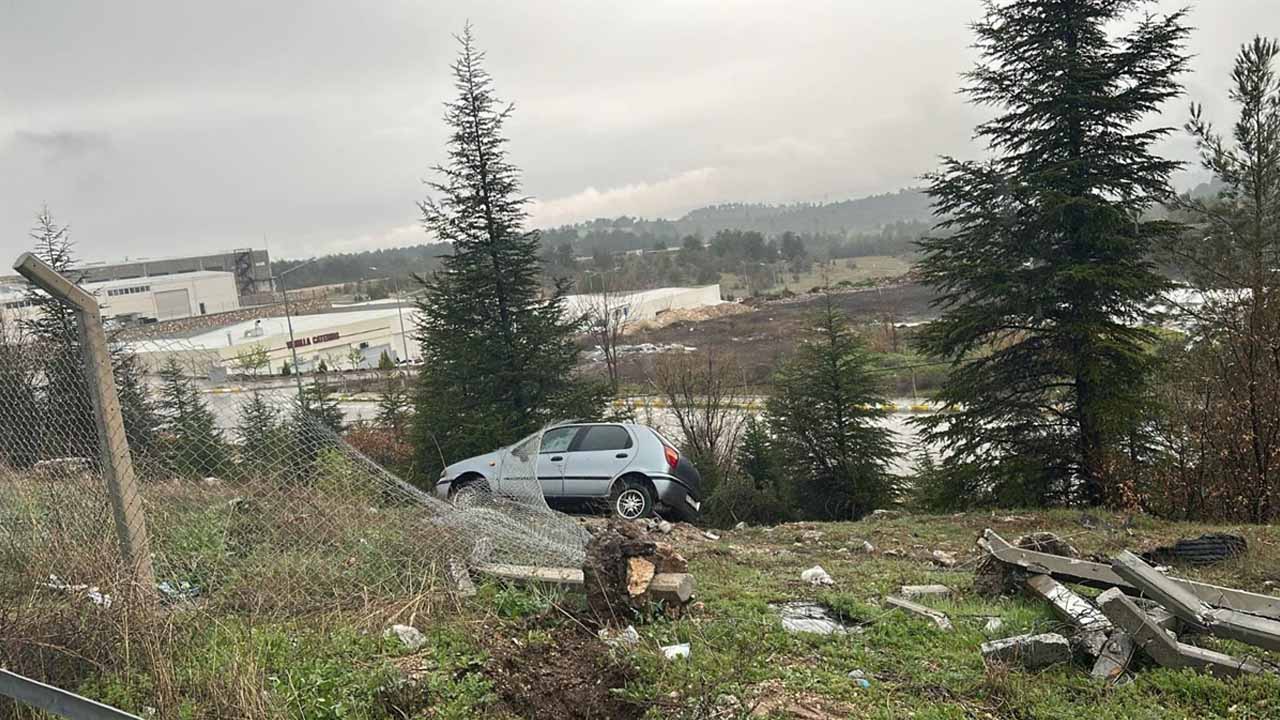 Uşak'ta OSB yakınlarında şarampole devrilen otomobildeki 3 kişi yaralandı