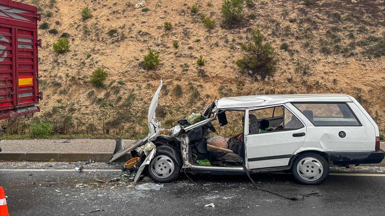 Uşak'ta tıra çarpan otomobildeki çift ağır yaralandı
