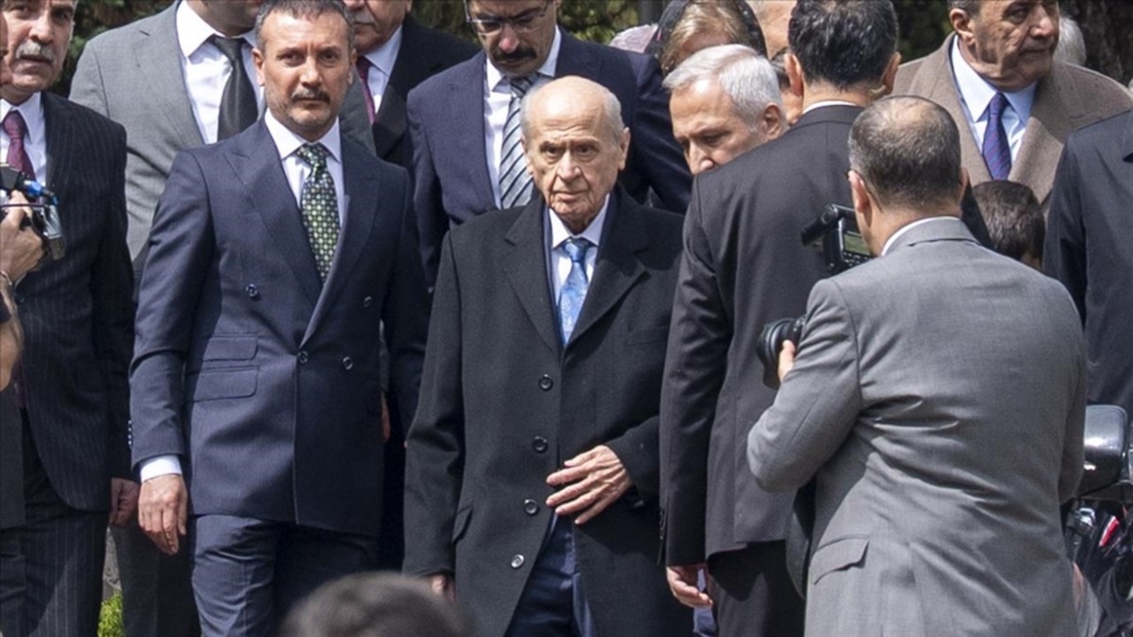 Devlet Bahçeli Alparslan Türkeş'in kabrini ziyaret etti